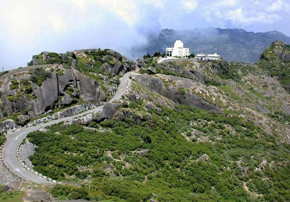 tempo travaller in udaipur